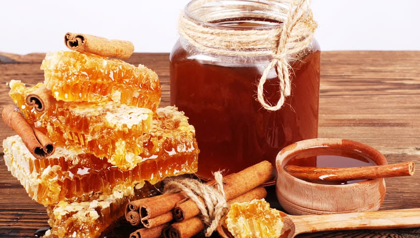 برطمان عسل مع شمع عسل طبيعي