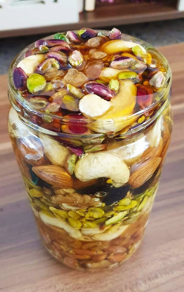 برطمان عسل مليء بالمكسرات